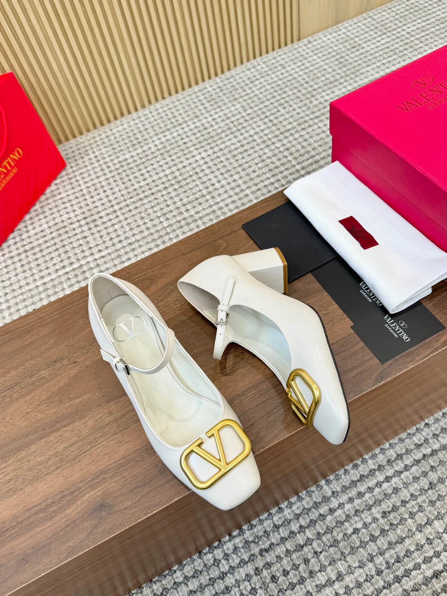 👟👟Ex-factory price 460👟👟 Genuine leather sole + 40 Valentino. Large v-buckle sandals ㊙️Latest series of counters Authentic grade version with perfect details. Authentic products are made one to one. All details are consistent with genuine ones. The upper foot is very pedicure type. The key point is that it is very good and easy to control. It does not grind the feet and does not tire the feet. Walking artifact, exclusive mold opening. The highest version on the market. Fabric: imported mixed sheepskin, lining and foot pads are all sheepskin. Code number (34 to 42) Customized sizes 34 and 42 are non-returnable and non-exchangeable. Heel height: 7.5CM. Rubber sole, leather sole +40